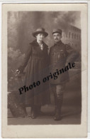 Carte Photo Originale 1919 Militaire Soldat Poilu Armée Guerre 1914 1918 Femme élégante - Photographe MORESTIN Roanne 42 - Guerre 1914-18