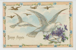 OISEAUX - BIRDS - Jolie Carte Fantaisie Gaufrée Colombes Avec Violettes Et Message De "Bonne Année" (embossed Card) - Nouvel An