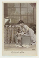 Carte Fantaisie Femme Bébé - Bain Baignoire - Trésor De Mère - Photographe SAZERAC - Vrouwen