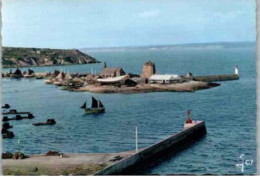 CAMARET. -  Tour Vauban , Chapelle De Rochamadour Sur Le Sillon, Viviers Dans Le Port. Bateaux    -   Non Circulée. - Camaret-sur-Mer