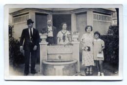 Carte Photo D'une Famille élégante Posant Dans Leurs Jardin Vers 1930 - Anonymous Persons