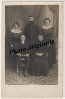 Carte Photo Originale - Militaire Soldat Poilu - Armée Guerre 1914 1918 ? Femme Jeunes Filles élégantes Enfant Garçons - War 1914-18