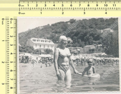 REAL PHOTO Bikini Woman And Kid Girl On Beach Femme Et Fillette Sur Plage, Old Snapshot - Anonymous Persons