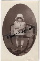 Carte Photo Originale Prise De Vue Studio Années 1900 - Charmante Petite Fille - Photographe DELHOUME Limoges 87 - Old (before 1900)