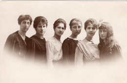 Carte Photo De Femmes Et Jeune Fille élégante Posant Dans Un Studio Photo Vers 1920 - Persone Anonimi