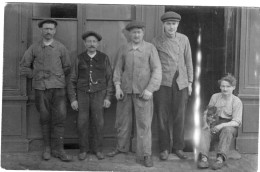 Carte Photo D'hommes ( Des Ouvriers ) Dont Un A Un Petit Chien Posant Devant Leurs Atelier Vers 1920 - Anonymous Persons