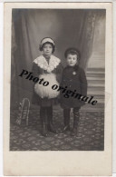 Carte Photo Originale Prise De Vue Studio Années 1900 Charmante Petite Fille Charmant Petit Garçon Photo ECLAIR Tulle 19 - Alte (vor 1900)