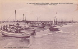 13  LES SAINTE MARIES De La MER    ARLES    Une Vue D'ensemble De La Plage ...avec Bateaux  SUP PLAN Années 30.     RARE - Saintes Maries De La Mer