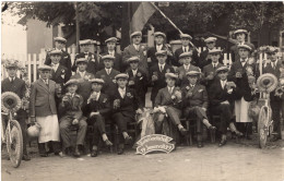 Carte Photo D'hommes Et De Jeune Hommes élégant Avec Un Verre De Bierre Posant Dans Un Village En 1929 - Personnes Anonymes