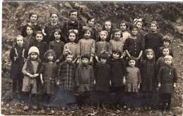 Carte Photo D'une Classe De Jeune Et Petite Fille Posant A La Campagne Vers 1930 - Personas Anónimos
