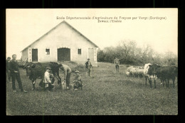 24 Dordogne Fraysse Par Vergt Devant L ' Etable De L ' Ecole Departementale D ' Agriculture - Other & Unclassified