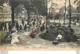 03.  VICHY .  Le Parc . Allée Centrale .  CPA Animée . - Vichy