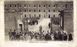 *Lot De 2 CPA - 80 - PERONNE - La Caserne En 1914 - La Caserne En Ruine 1919 - Très Animée - Peronne