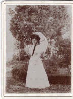 Grande Photo CDV Cartonnée D'une Femme élégante Avec Sont Ombrelle Posant Dans Sont Jardin Vers 1890 - Alte (vor 1900)
