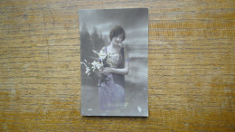 Ancienne Carte Assez Rare , Silhouette Ou Portrait D'une Jeune Fille - Siluette