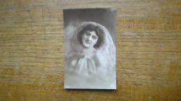 Ancienne Carte Assez Rare , Silhouette Ou Portrait D'une Jeune Fille - Siluette