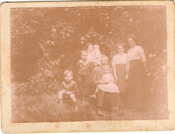 Grande Photo CDV  D'une  Famille élégante Posant Dans Leurs Jardin - Antiche (ante 1900)