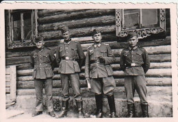Foto Gruppe Deutsche Soldaten Vor Holzhaus - Whsl. Russland - 2. WK - 8*5cm  (69144) - War, Military