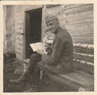 Foto Deutscher Soldat Mit Papieren - Whsl. Russland - 2. WK - 5*5cm  (69145) - War, Military