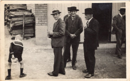 Carte Photo D'hommes élégant Regardant Un Jeune Garcon Entrain De Faire Le Pitre Devant Le Photographe Vers 1930 - Anonymous Persons