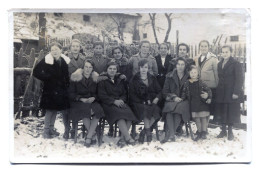 Carte Photo De Femmes élégante Et De Jeune Fille élégante Posant Dans Leurs Jardin Enneigée Vers 1930 - Anonymous Persons