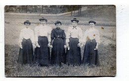 Carte Photo D'une Femme élégante Avec Ces Quatre Filles élégante Posant A La Campagne Vers 1910 - Anonyme Personen