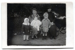 Carte Photo D'une Femme élégante Avec Ces Trois Enfants Et Sa Nurse Dans Un Jardin En 1927 - Anonymous Persons