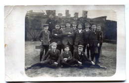 Carte Photo D'une Classe De Jeune Garcon élégant Posant Dans La Cour De Leurs école Vers 1920 - Persone Anonimi