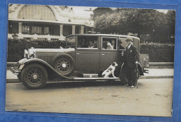 CPA Carte Photo Voiture Ancienne De Luxe Avec Cigle Modèle à Identifier Plan Animé Avec Homme Et Chien à Localiser - Voitures De Tourisme