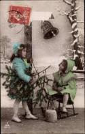 CPA Glückwunsch Weihnachten, Mädchen Auf Einem Schlitten, Glocke, Schneefall - Andere & Zonder Classificatie