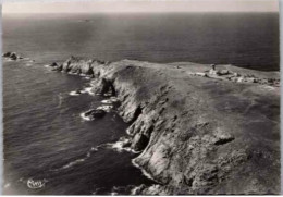 POINTE Du RAZ. -  Vue Aérienne Coté Sud Et Le Sémaphore.   -  Non Circulée.  Photo Véritable. - La Pointe Du Raz