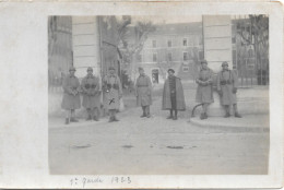 Militaires Devant Une Caserne " Souvenir De La Première Garde  1 Décembre 1923 - Clairon  "Carte Photo - Otros & Sin Clasificación