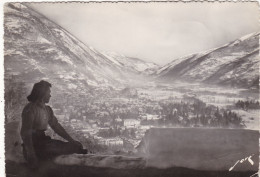 31. LUCHON . CPA . Edit JOVE.  LA VILLE EN HIVER DEPUIS LA CHAUMIERE..ADMIRATRICE. ANNEES 50+ TEXTE - Luchon