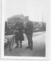 Photo D'un Gendarme Demandant La Pièce D'Identitées à Une Dame En Velo En 1939 - Sonstige & Ohne Zuordnung