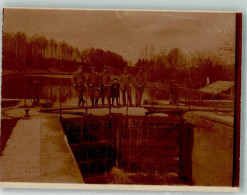 39871007 - Landser In Uniform Auf Dem Sperrtor Einer Schleuse In Frankreich - Guerre 1914-18