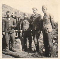 Foto Deutsche Soldaten - Hinter Der Schreibstube In Scharowo - Russland - Mai/Juli 1943 - 5*5cm  (69153) - Oorlog, Militair