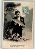 39688707 - Verlag J.K. Mann Mit Einem Fisch Studiokulisse - 1 De April (pescado De Abril)