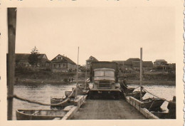 Foto Deutscher LKW Auf Pontonbrücke - Whsl. Russland - 2. WK - 8*5cm  (69154) - Oorlog, Militair