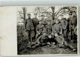 39882007 - Landser In Uniform Mit Einem Jungen In Ihrer Mitte - Weltkrieg 1914-18