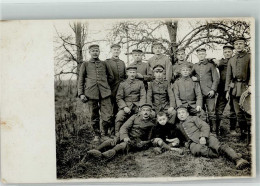 39882007 - Landser In Uniform Mit Einem Jungen In Ihrer Mitte - Guerre 1914-18