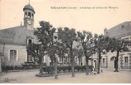 SULLY SUR LOIRE - L'Intérieur De La Cour De L'Hospice - Très Bon état - Sully Sur Loire