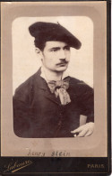 Grande Photo CDV D'un Homme élégant ( Henry Stein Historien Francais  ) Posant Dans Un Studio Photo A Paris - Old (before 1900)