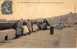 LE TREPORT - Sur La Jetée En Attendant L'arrivée Des Canots - Très Bon état - Le Treport