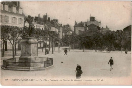 FONTAINEBLEAU: La Place Centrale, Statue Du Général Damesne - état - Fontainebleau