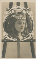 Chanteuse Opéra Jeanne Hatto Sureallisme Montage Chevalet De Peintre Art Nouveau Diademe Perles Tres Longs Cheveux - Oper