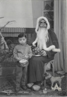 Carte Photo D'un Père Noël Avec Un Garon Et Jouets - Otros & Sin Clasificación