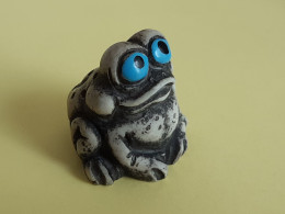 MINIATURE  GRENOUILLE RIGOLOTE AUX YEUX BLEUS  -  H :  3,5 Cm     L :  3cm     Poids : 22gr - Dieren