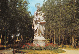 SAINTE-ANNE-D'AURAY  Statue De Sainte Anne Reconstituée Au Sol Dans Un Sol De Verdure    7  (scan Recto Verso)MH2935 - Sainte Anne D'Auray