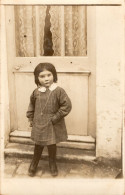 Carte Photo D'une Petite Fille élégante Posant Devant L'entré De Sa Maison En 1914 - Persone Anonimi