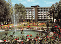 BISCAROSSE  Les Jardins Fleuris Et Le Jet D'eau Avec L'hôtel Miradour   2 (scan Recto Verso)MH2952 - Biscarrosse